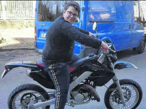 Era in vacanza con gli amici, muore sbalzato fuori dall'auto