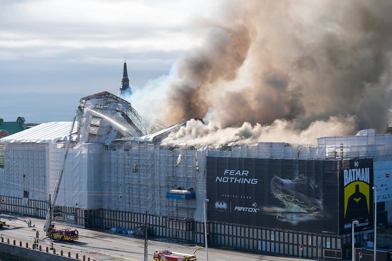 Danimarca, incendio alla vecchia Borsa di Copenhagen: "Come Notre Dame" 6