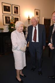 La Regina Elisabetta II e il Principe Carlo in foto 10