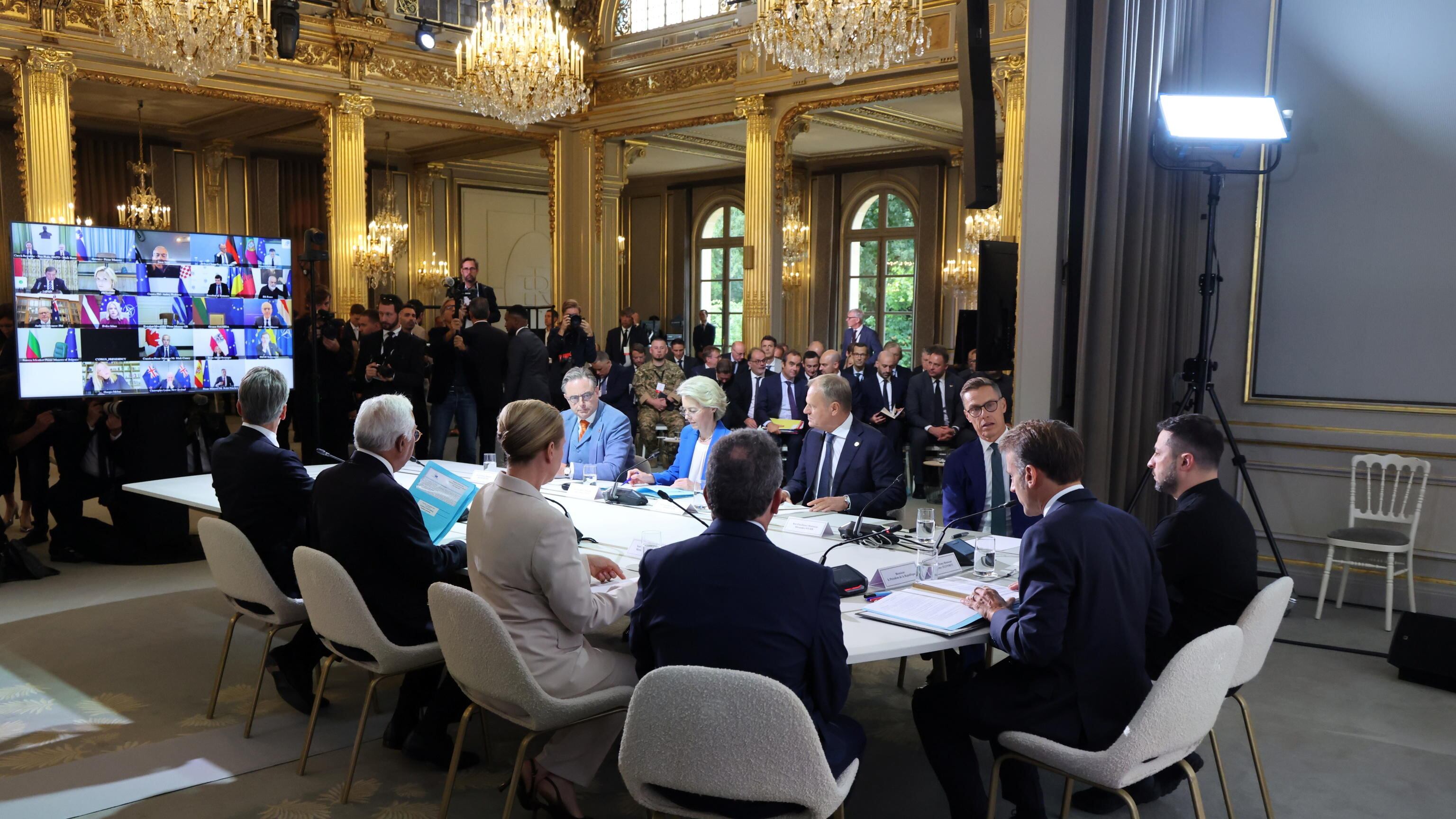 Meloni: "Italia indisponibile per soldati a Kiev". Stop degli Usa ai fondi per la sicurezza ai Paesi Ue al confine con la Russia