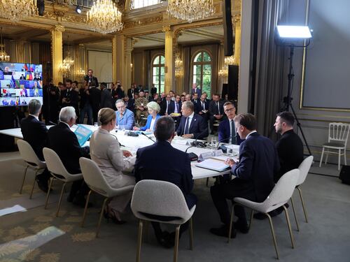 Meloni: "Italia indisponibile per soldati a Kiev". Stop degli Usa ai fondi per la sicurezza ai Paesi Ue al confine con la Russia