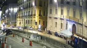 Senza patente in moto, impenna a folle velocità: così uccide la donna