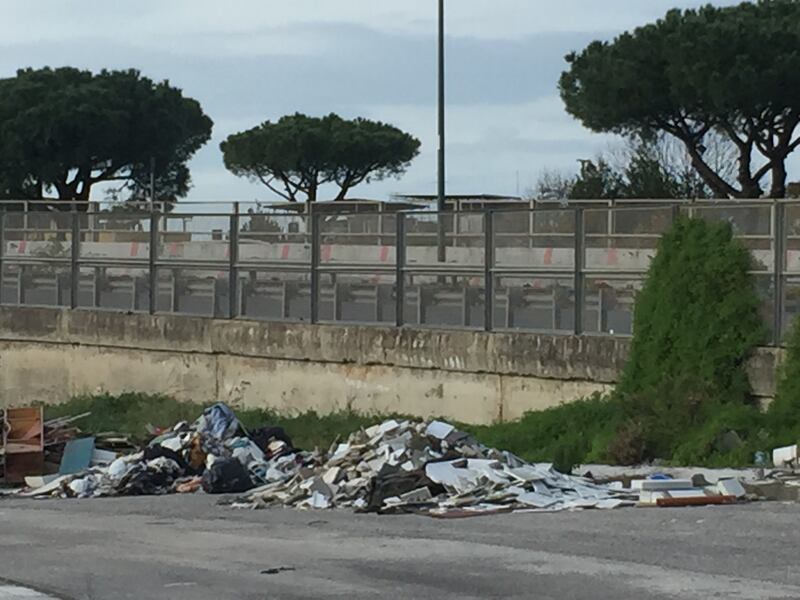 Napoli, lapidi in discarica abusiva a Ponticelli