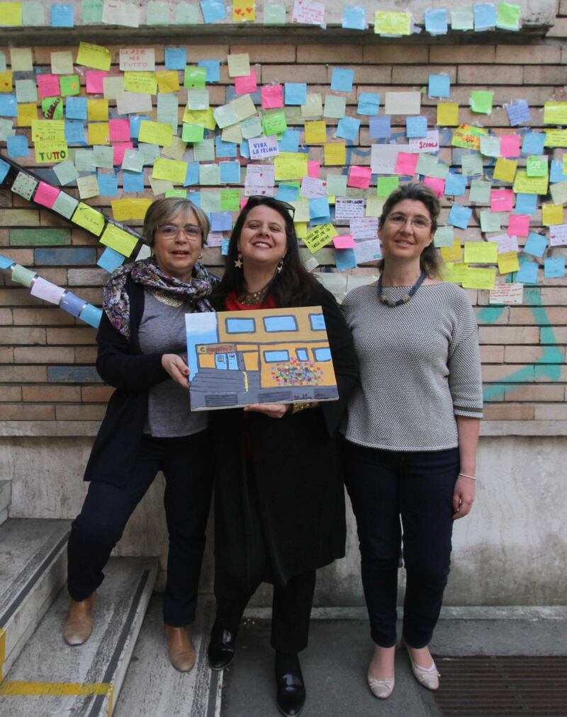Insulti alla preside: sul muro compare un murale di post-it degli alunni 12