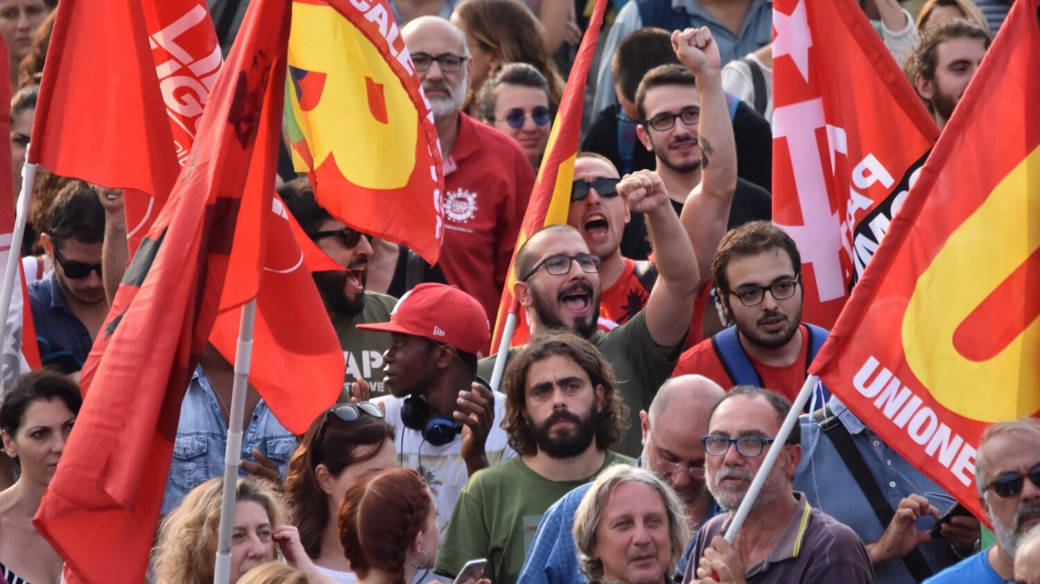 La violenza antirazzista: al corteo per la Diciotti feriscono un poliziotto