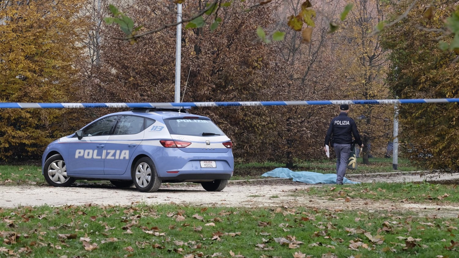 Milano è sotto choc. Donna sgozzata al parco: "Ha reagito alla rapina"