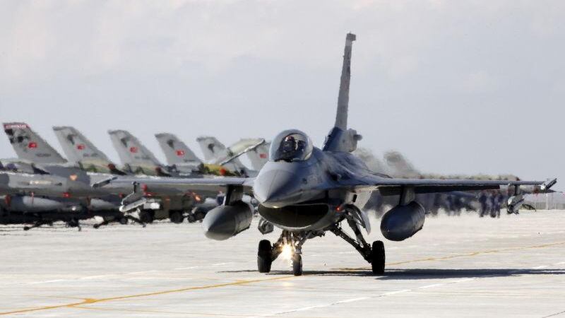 Alta tensione in Grecia: jet turchi affiancano l'elicottero di Tsipras