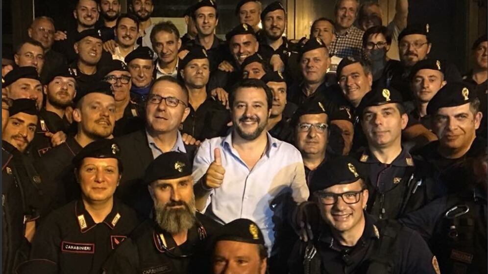Matteo, selfie e governo Il tour del «poliziotto» travestito da ministro