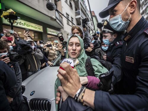 Le prime ore di Silvia Romano in Italia: "Datemi tempo, ho bisogno di ritrovarmi"