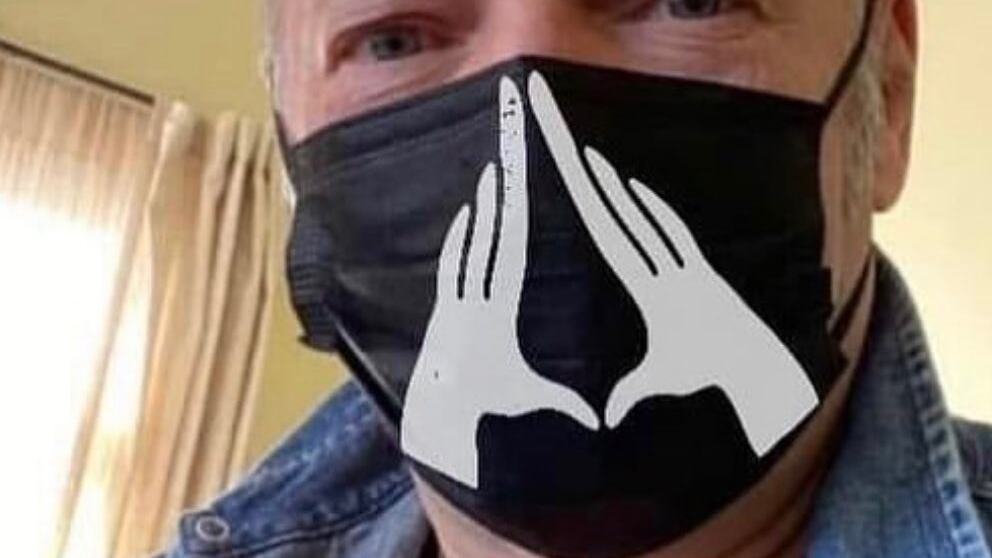 Il fan contesta Vasco per le mascherine, lui lo zittisce: "Datti fuoco"