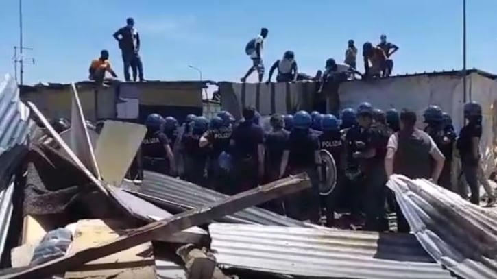 Borgo Mezzanone, il monossido di carbonio uccide due migranti nella baraccopoli
