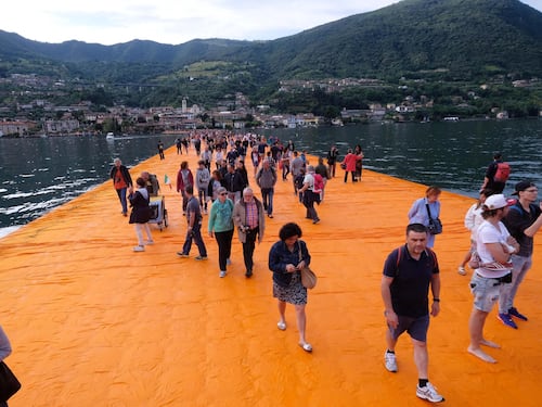 Aperta la passerella di Christo. Ora si cammina sul lago d'Iseo