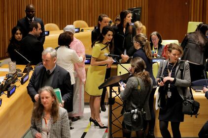 Amal Clooney con il "pancino" all'evento contro l'Isis 15