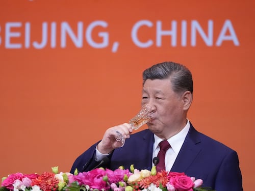 Il piano segreto di Xi per restare al potere: la strategia ispirata a Stalin e Mao