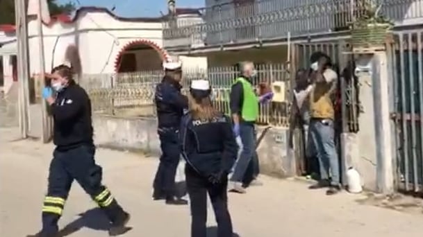 Castel Volturno, furti e violenza: spesa a casa per placare stranieri