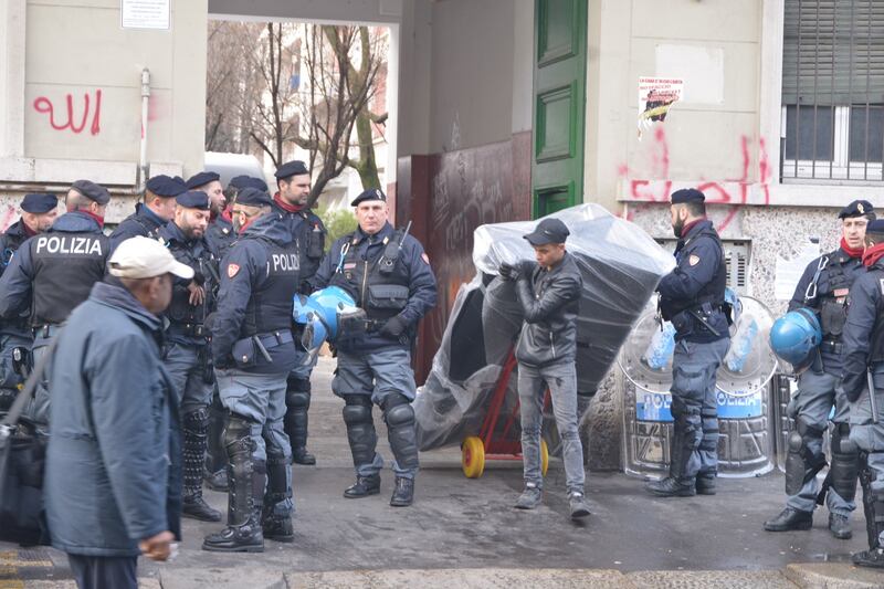 Perquisizioni e sgomberi della polizia in via Gola 1