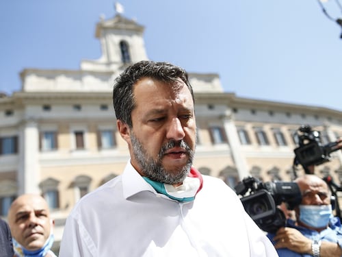 L'assedio scuote Matteo che torna alla felpa e attacca sui migranti