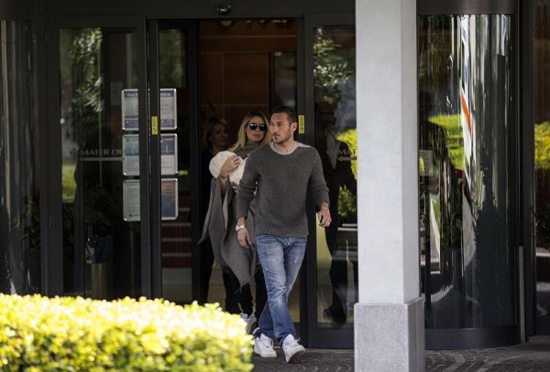Francesco Totti e Ilary Blasi, primi scatti con la piccola Isabel: foto 14
