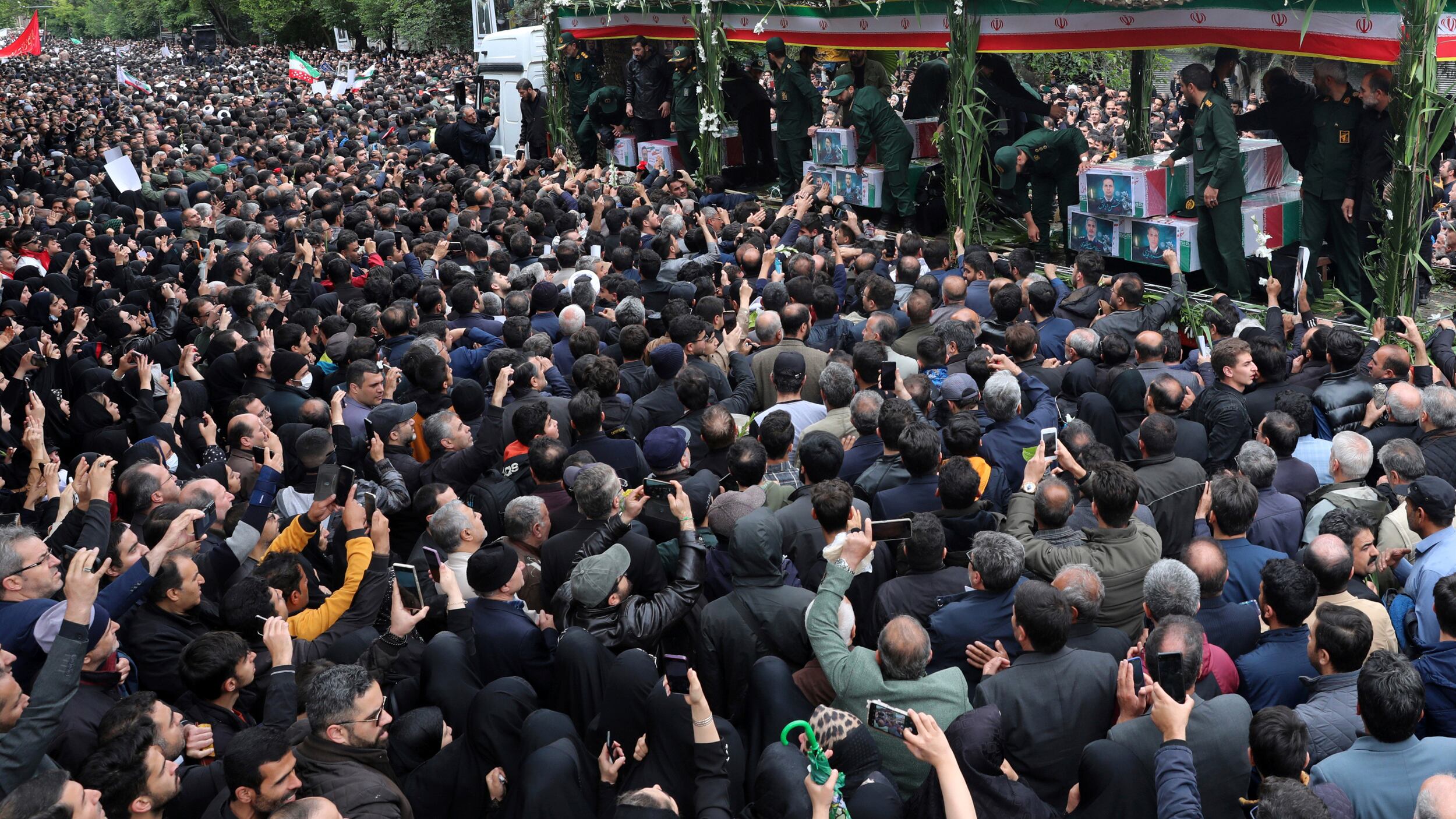 Folla oceanica per i funerali di Raisi. Da Teheran il grido "Morte a Israele"