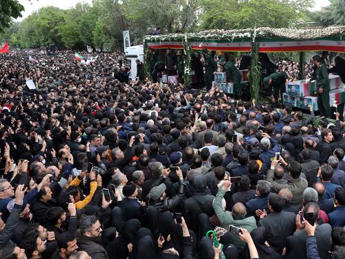 Folla oceanica per i funerali di Raisi. Da Teheran il grido "Morte a Israele"