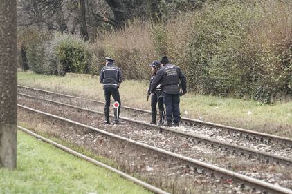 Uomo morto e mutilato sui binari della metro a Milano: le immagini 10