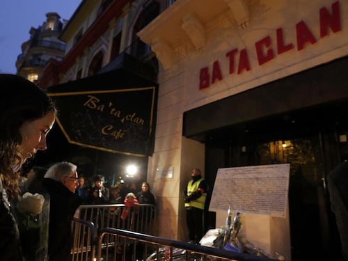 La targa al Bataclan “cancella” la matrice islamica della tragedia