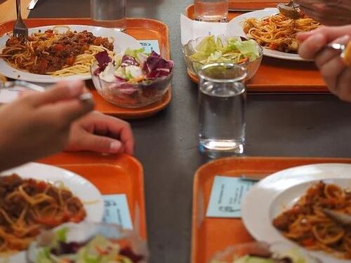 Carne cotta male, scatta lo "sciopero" in mensa: cosa è accaduto a Milano