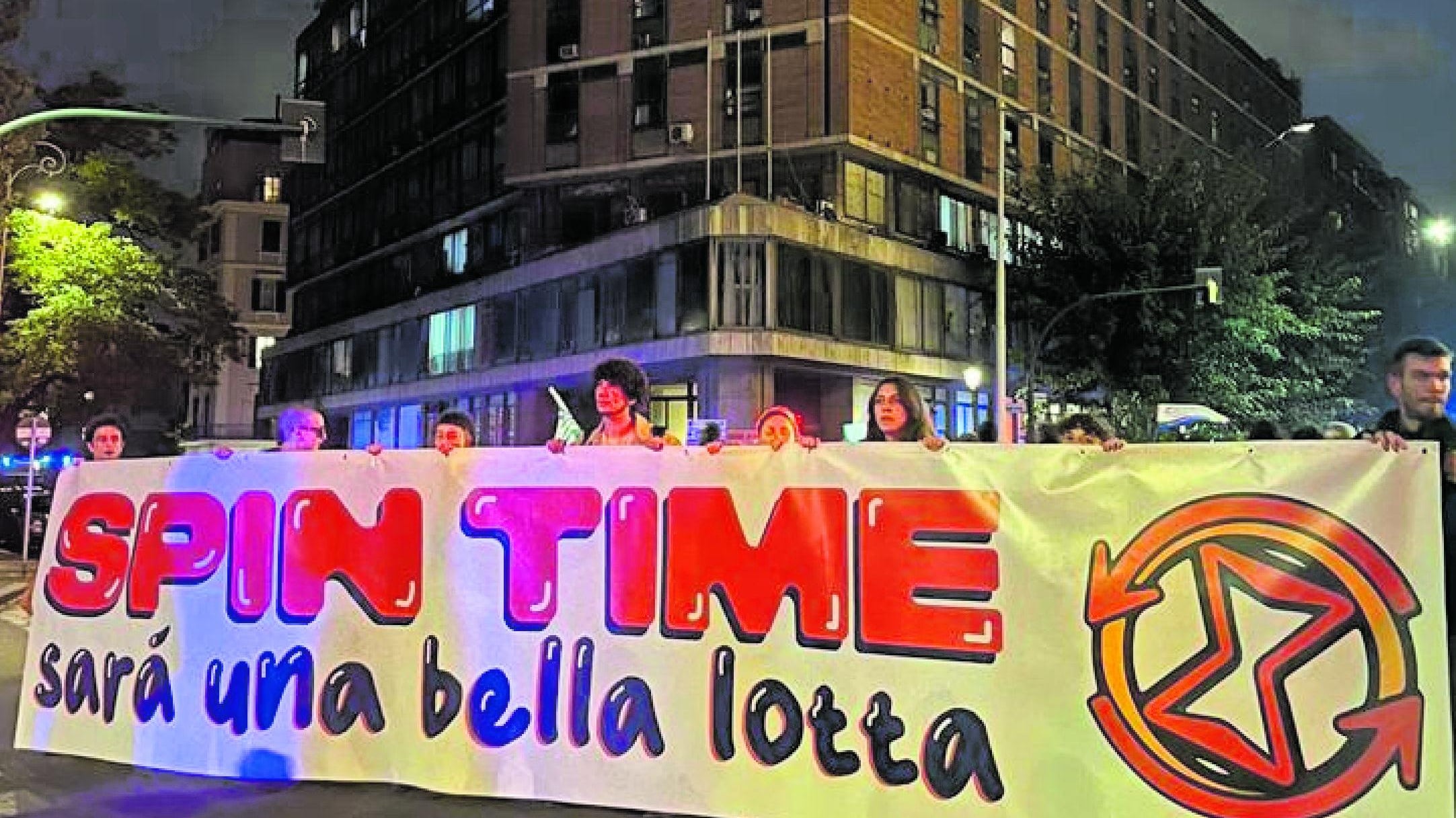 Il sindaco Gualtieri “ostaggio” dei centri sociali: lo Spin Time Labs entra in giunta