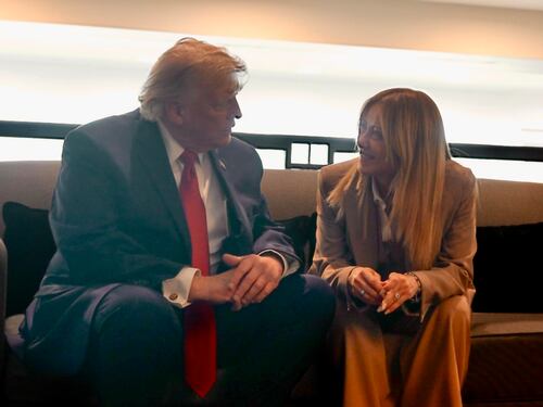 Meloni sullo scontro con Trump: "Non è finita qui". I dubbi sulla salute mentale del tycoon e la "colpa" dei video del G7