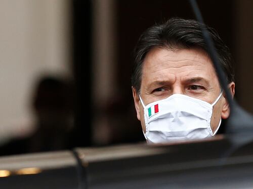 "Con lui non siamo nulla". La rivolta nel M5s travolge Conte