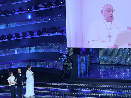 Il video del Papa diventa (quasi) un giallo. Ma in realtà è autentico e appena girato
