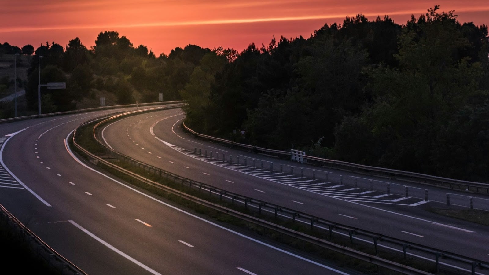 Ecco quando puoi usare la piazzola di sosta in autostrada: cosa dice il Codice della strada