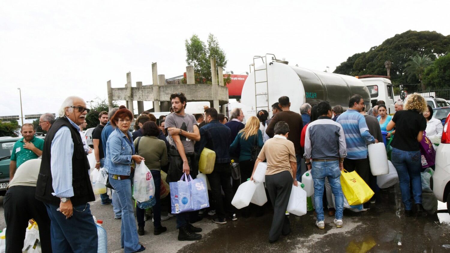A Messina ora l'acqua si vende al mercato nero
