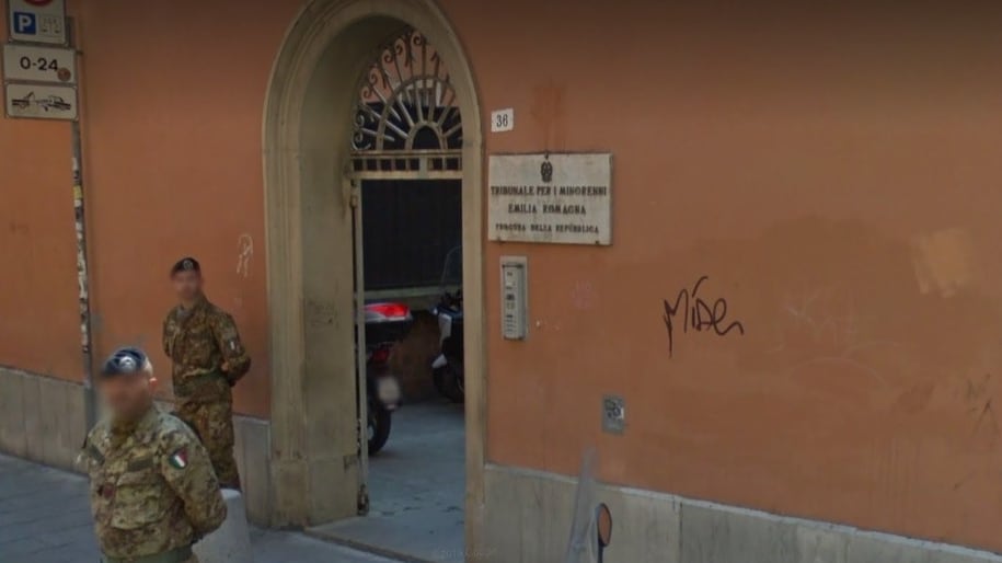 Bologna, bimba di 10 anni invia foto osè a 17enne e viene ricattata
