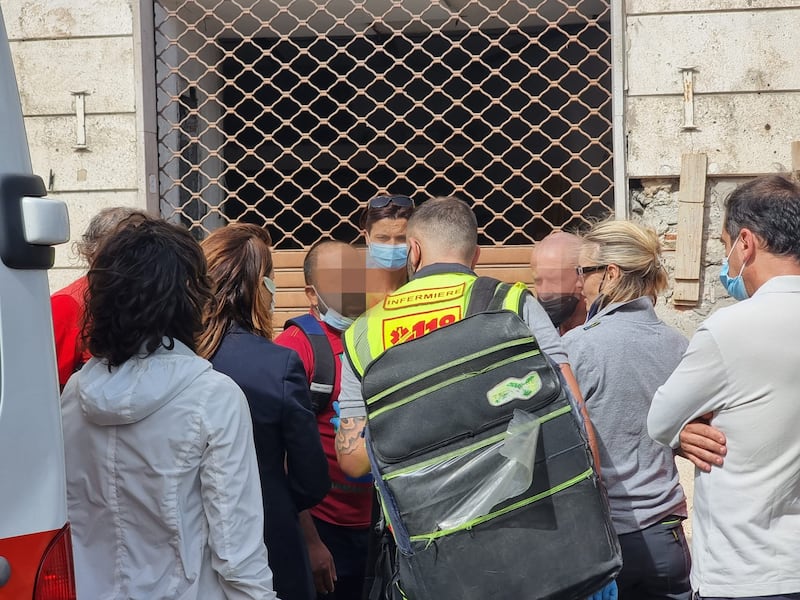 Richiedente asilo sale su una gru per protesta a Sanremo 6