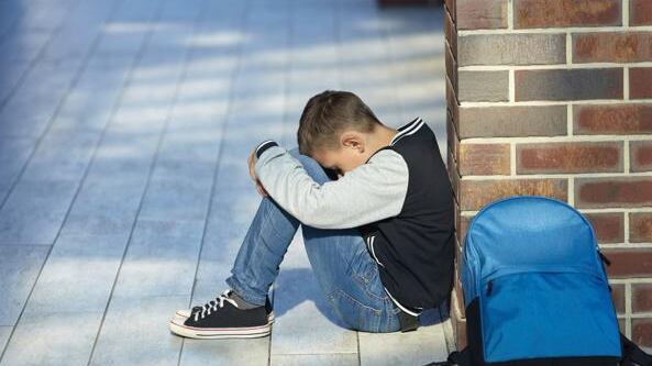 Legò in aula mani e piedi al compagno disabile: giudici graziano il bullo