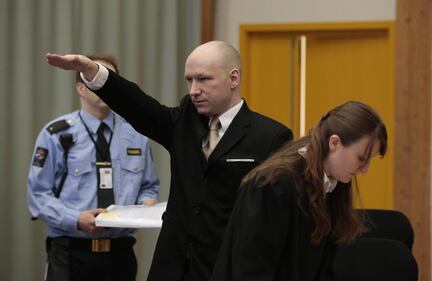 E Breivik in aula fa il saluto nazista 8