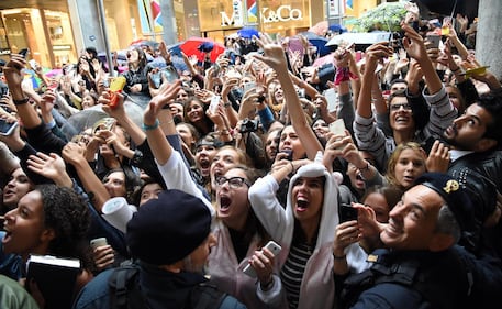 Cara Delevingne e Kate Moss a Milano, folla in delirio 14