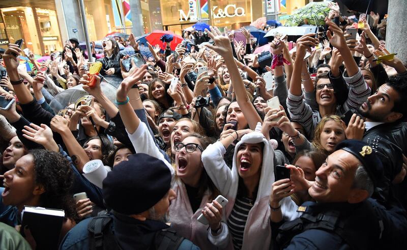 Cara Delevingne e Kate Moss a Milano, folla in delirio 14
