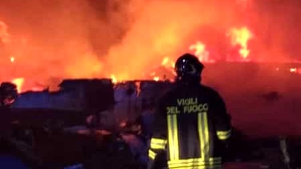 Lampedusa, esplode la rabbia: incendiati i barconi dei migranti