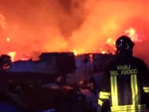 Lampedusa, esplode la rabbia: incendiati i barconi dei migranti
