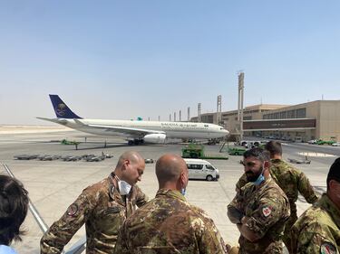 L'aereo militare dell'Aeronautica fermo in pista Arabia Saudita 2