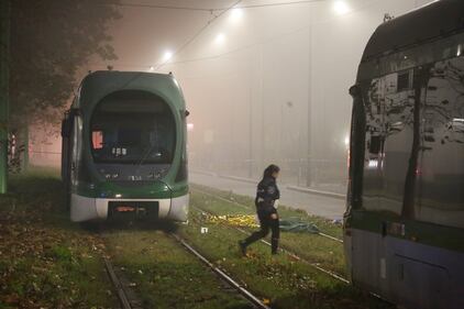 A Milano un pedone è stato investito da un tram mentre stava attraversando le rotaie 8