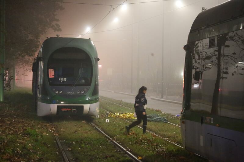A Milano un pedone è stato investito da un tram mentre stava attraversando le rotaie 8