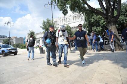 Milano, blitz anti-migranti in stazione Centrale 6