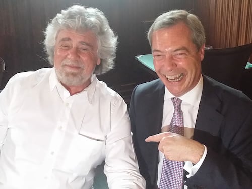 Scoppia la pace fra Nigel Farage e M5s: i grillini ritornano in Efdd