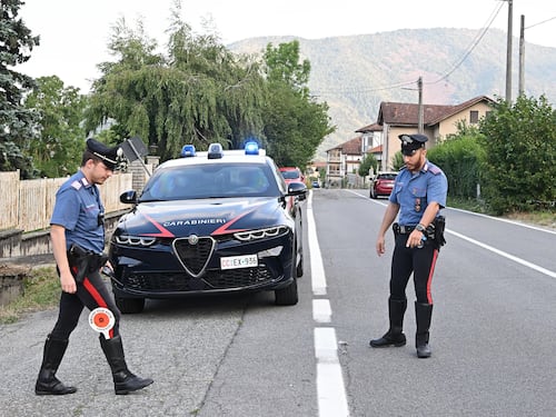 Litiga con i ciclisti poi fa inversione e li investe: 73enne arrestato