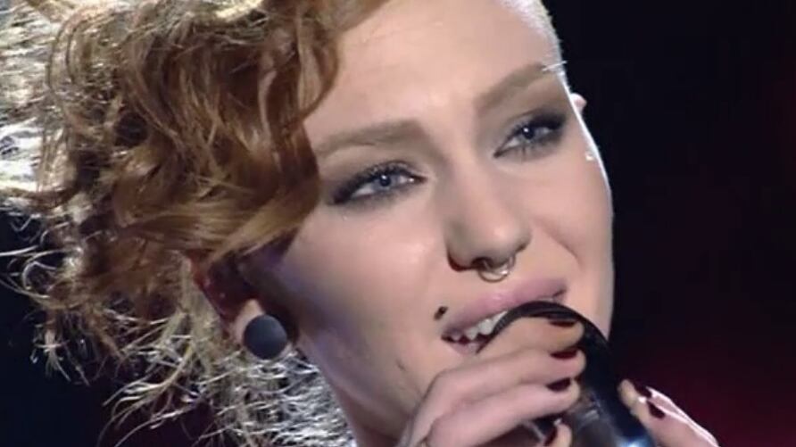 X Factor, Eva scivola su un verbo. E sui social la massacrano