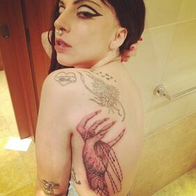 Lady Gaga, nuovo tattoo e stravanganza all'italiana 8