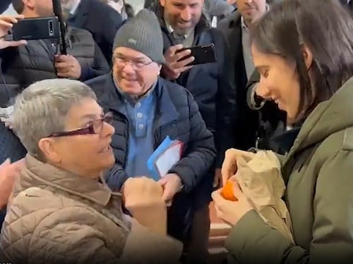 "Vada a lavorare". Schlein contestata da una pensionata a Cagliari